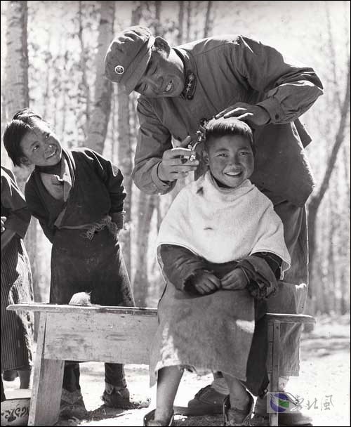 给藏族儿童理发